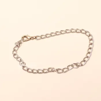 Ausgebreitetes silbriges Bettelarmband aus leichtem Aluminium mit großen Gliedern und Karabiner-Verschluss..