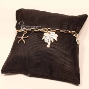 Ausgebreitetes versilbertes Gliederarmband mit großgliedriger Struktur und geschlossenem Karabiner-Verschluss.