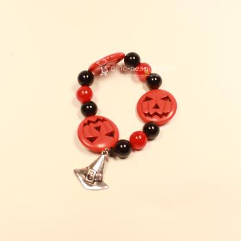 Handgefertigtes elastisches Halloween-Armband mit großen orangefarbenen Kürbisperlen und silberfarbenem Hexenhut-Anhänger.