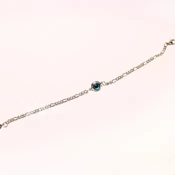 Detailansicht des versilberten Bettelarmbands auf dunklem Kissen mit Fokus auf den Karabiner-Verschluss und das mini Türkische Auge.