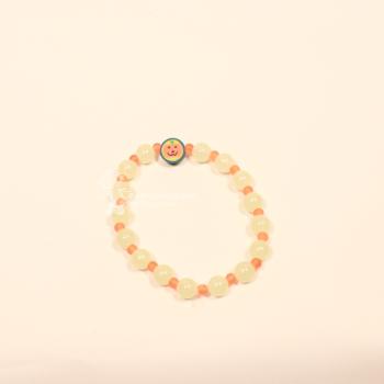 Elastisches Perlenarmband für Halloween und Fasching mit leuchtenden fluoreszierenden Perlen und orangefarbenen Mini-Perlen.