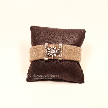 Beiges Trachten Armband aus Filz mit versilbertem Edelweiß-Element, Strassstein und funkelndem Kunststoff-Glasknopf, verstellbar.