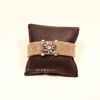 Beiges Trachten Armband aus Filz mit versilbertem Edelweiß-Element, Strassstein und funkelndem Kunststoff-Glasknopf, verstellbar.