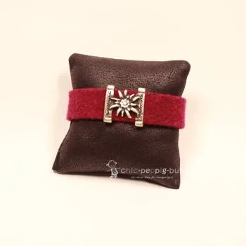Dunkelrotes Trachten Armband aus Filz mit versilbertem Edelweiß-Element, Strassstein und funkelndem Kunststoff-Kristallknopf.