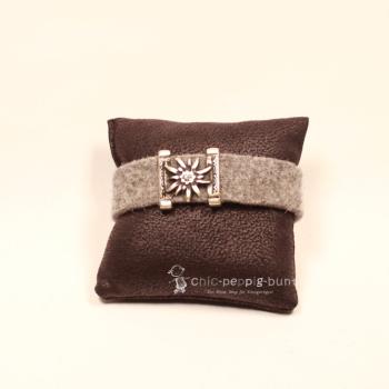 Hellgraues Trachten Armband aus Filz mit versilbertem Edelweiß-Element, zentralem Strassstein und funkelndem Kunststoff-Kristallknopf.