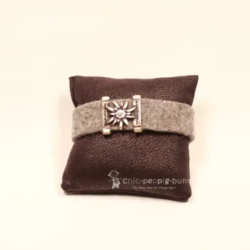 Hellgraues Trachten Armband aus Filz mit versilbertem Edelweiß-Element, zentralem Strassstein und funkelndem Kunststoff-Kristallknopf.