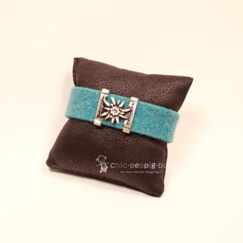 Hellblaues Trachten Armband aus Filz mit versilbertem Edelweiß-Element, Strassstein und funkelndem Kunststoff-Kristallknopf.