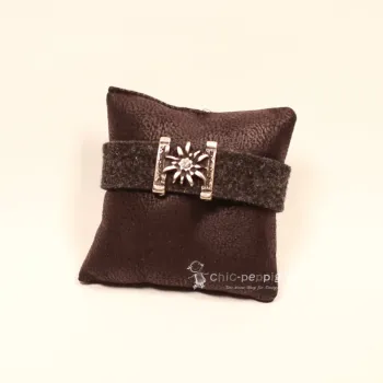 Schwarzes Trachten Armband aus Filz mit versilbertem Edelweiß-Element, zentralem Strassstein und funkelndem Kunststoff-Kristallknopf.