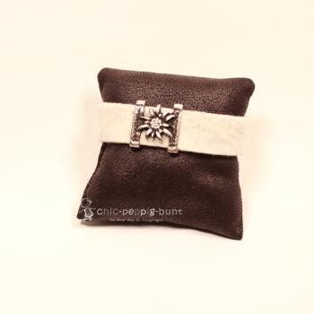 Weißes Trachten Armband aus Filz mit versilbertem Edelweiß-Element, zentralem Strassstein und funkelndem Kunststoff-Kristallknopf.