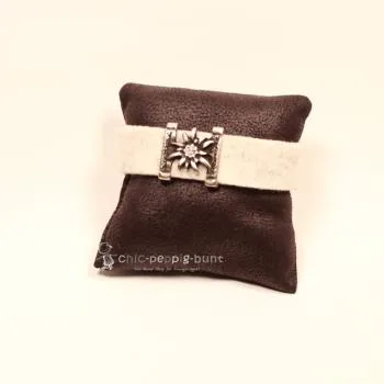 Weißes Trachten Armband aus Filz mit versilbertem Edelweiß-Element, zentralem Strassstein und funkelndem Kunststoff-Kristallknopf.