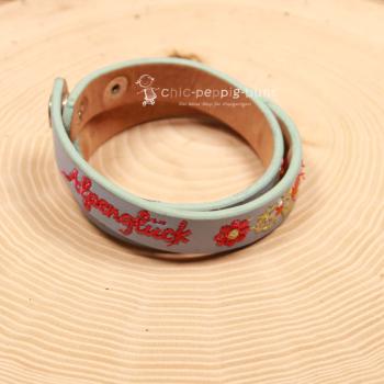 Das doppelt gewickelte hellblaue Armband für Kinderhände.