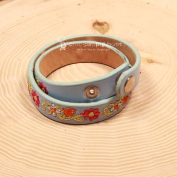 Zwei Druckknöpfe zur Längenverstellung am Kinder Trachtenaccessoire.