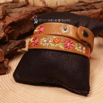 Nahaufnahme der hochwertigen Blumen-Stickerei auf dem Wickelarmband.