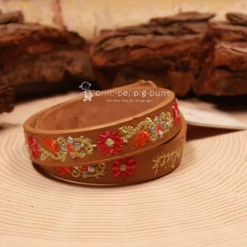 Braunes Kinder Trachtenarmband aus Kunstleder mit Stickerei Alpenglück und Blumen.
