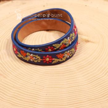 Das doppelt gewickelte dunkelblaue Armband für Kinder mit 1,5 cm Breite.