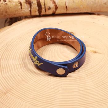 Hochwertiger Trachtenschmuck für Kinder mit "Alpenglück" Schriftzug auf glattem Lederimitat.