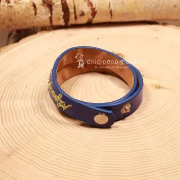 Hochwertiger Trachtenschmuck für Kinder mit "Alpenglück" Schriftzug auf glattem Lederimitat.