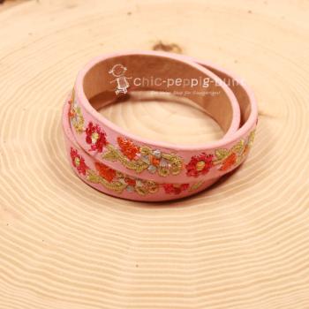 Das doppelt gewickelte rosa Armband für Kinder mit 1,5 cm Breite.