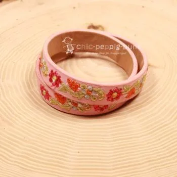 Das doppelt gewickelte rosa Armband für Kinder mit 1,5 cm Breite.