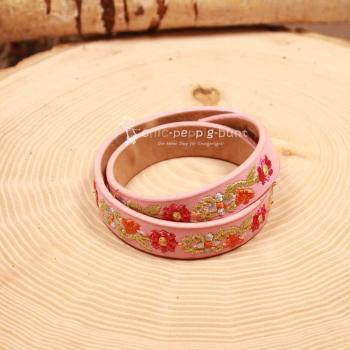 Hochwertiger Trachtenschmuck für Mädchen mit "Alpenglück" Schriftzug auf rosa Lederimitat.