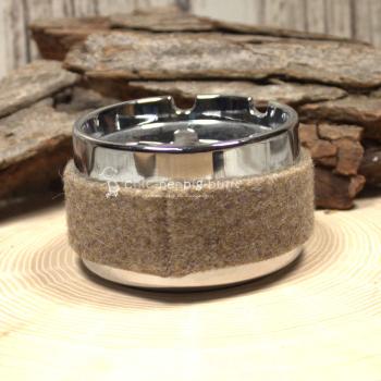 Nahaufnahme des beige farbigen Aschenbechers und der feinen Stickerei des Hirsch-Motivs Nahaufnahme des beige farbigen Aschenbechers und der feinen Stickerei des Hirsch-Motivs