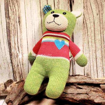 Strick-Bär Grün – Handgemachtes Stofftier mit rotem Pullover (30 cm)