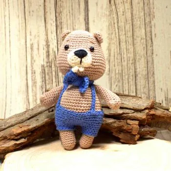 Gehäkelter Biber Stoffpuppe Stofftier Handmade Beige Blau Latzhose 18cm Dekofigur