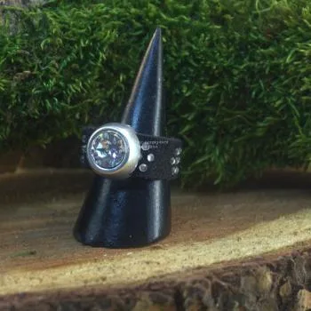 Damenring mit Stoff-Band schwarz und Swarovski-Stein breit