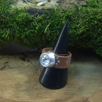 Damenring mit Stoff-Band braun und Swarovski-Stein breit