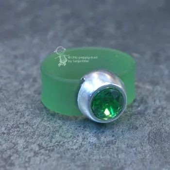 Damenring mit Kautschuk-Band grün und Swarovski-Stein breit