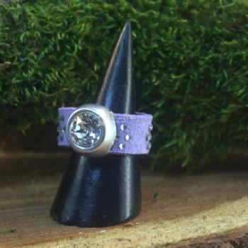 Damenring mit Stoff-Band lila und Swarovski-Stein breit