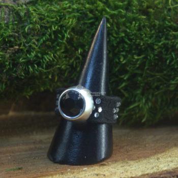 Damenring mit Stoff-Band schwarz und Swarovski-Stein breit