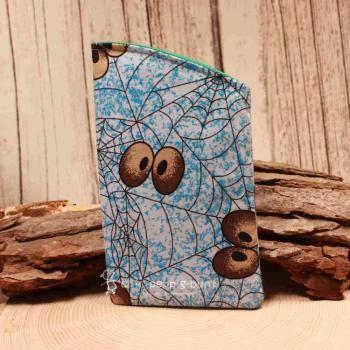 Brillenetui Stoff blau mit einem Spinnennetz und Augen