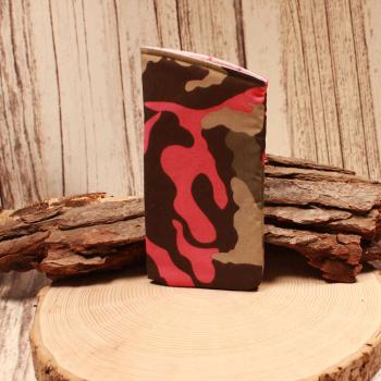 Handgenähtes Camouflage-Pink Brillenetui von chic-peppig-bunt mit rosa-pink gepunktetem Innenfutter auf hellem Hintergrund.