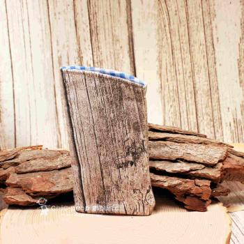 Handgenähtes Brillenetui von chic-peppig-bunt in brauner Holzoptik mit blau-weiß kariertem Innenfutter auf hellem Hintergrund.