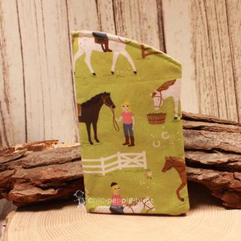 Brillenetui Stoff grün mit Reiterinnen auf Pferden