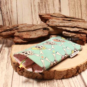 Brillenetui Stoff türkis blau Totenkopf Knochen Muster