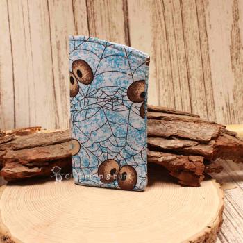 Handgenähtes Brillenetui von chic-peppig-bunt mit blau-weißem Spinnennetz-Muster und blau-weiß kariertem Innenstoff auf hellem Hintergrund.