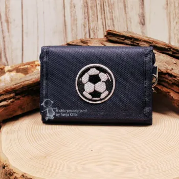 Dunkelblauer Kinder-Brustbeutel aus robustem Spinnstoff mit gesticktem schwarz-weißem Fußball-Motiv.