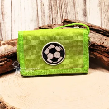 Hellgrüner Kinder-Brustbeutel aus robustem Spinnstoff mit runder Fußball-Stick-Applikation und Klettverschluss.