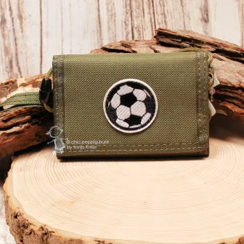 Olive-grüner Kinder-Brustbeutel aus Spinnstoff mit gesticktem Fußball-Motiv und Klettverschluss.