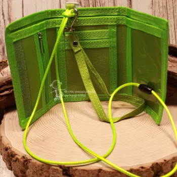 Geöffneter hellgrüner Traktor-Brustbeutel mit grüner Umhängekordel und einem stabilen Karabinerhaken.