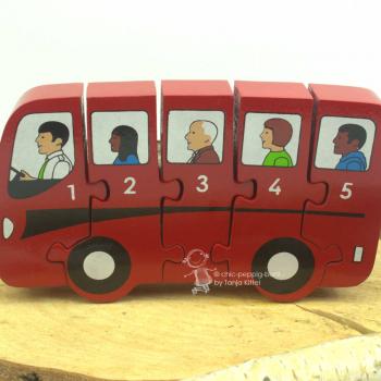kleinen Bus als Holzpuzzle mit Zahlen