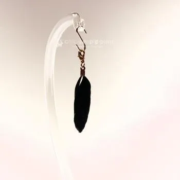 Großer Kettenanhänger schwarze Feder (6x2 cm) von chic-peppig-bunt.de in Nahaufnahme