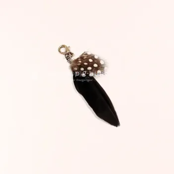 Schwarzer Charmsanhänger Feder mit weißen Polka Dots und Metall-Karabiner.
