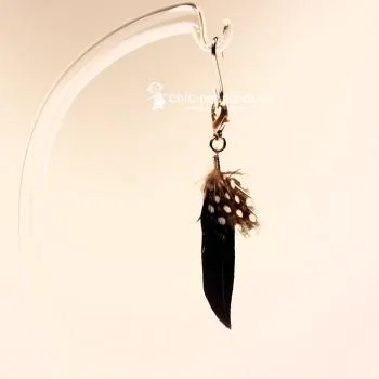 Schwarzer Taschenbaumler Feder mit Punkten (5x2 cm) für Schlüssel und Taschen.