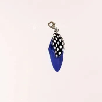 Blauer Charmsanhänger Feder mit weißen Polka Dots und silbernem Karabiner.