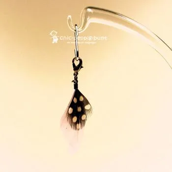 Detailansicht Taschenbaumler Feder mit Punkten (5x2 cm) für Bettelarmband.