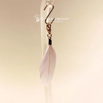 Rosa Feder-Charmsanhänger mit silbernem Karabiner für Bettelarmband.