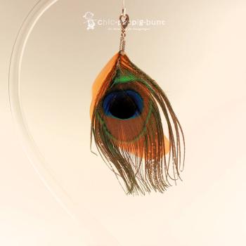 Handgefertigter Charmsanhänger mit einer leuchtend orangefarbenen Pfauenfeder, versilberten Elementen und Karabiner von chic-peppig-bunt.